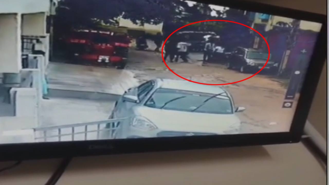 Bengaluru: రెచ్చిపోయిన మృగాళ్లు.. నడుచుకుంటూ వెళ్తున్న యువతిపై లైంగిక వేధింపులు