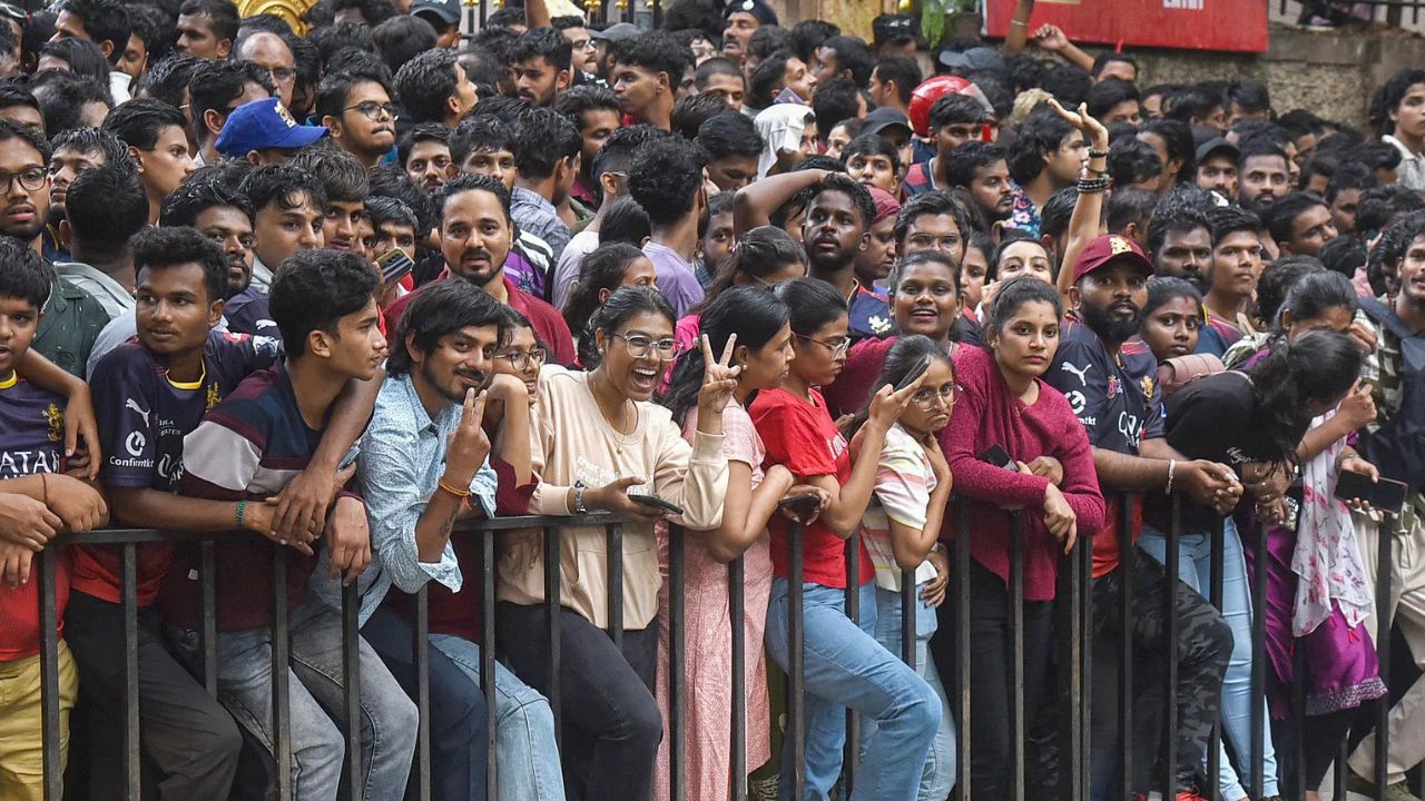 Bengaluru Stampede: తొక్కిసలాటలో అమ్మాయిల బట్టలు చింపేశారు.. లైంగికంగా వేధించారు! వీడియో వైరల్