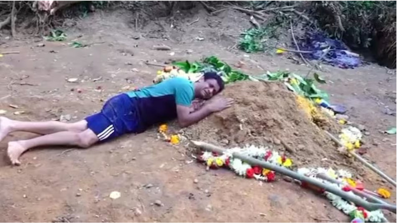 Emotional Video: తొక్కిసలాటలో కుమారుడు మృతి.. కొడుకు సమాధిపై పడి బోరున విలపించిన తండ్రి(వీడియో)