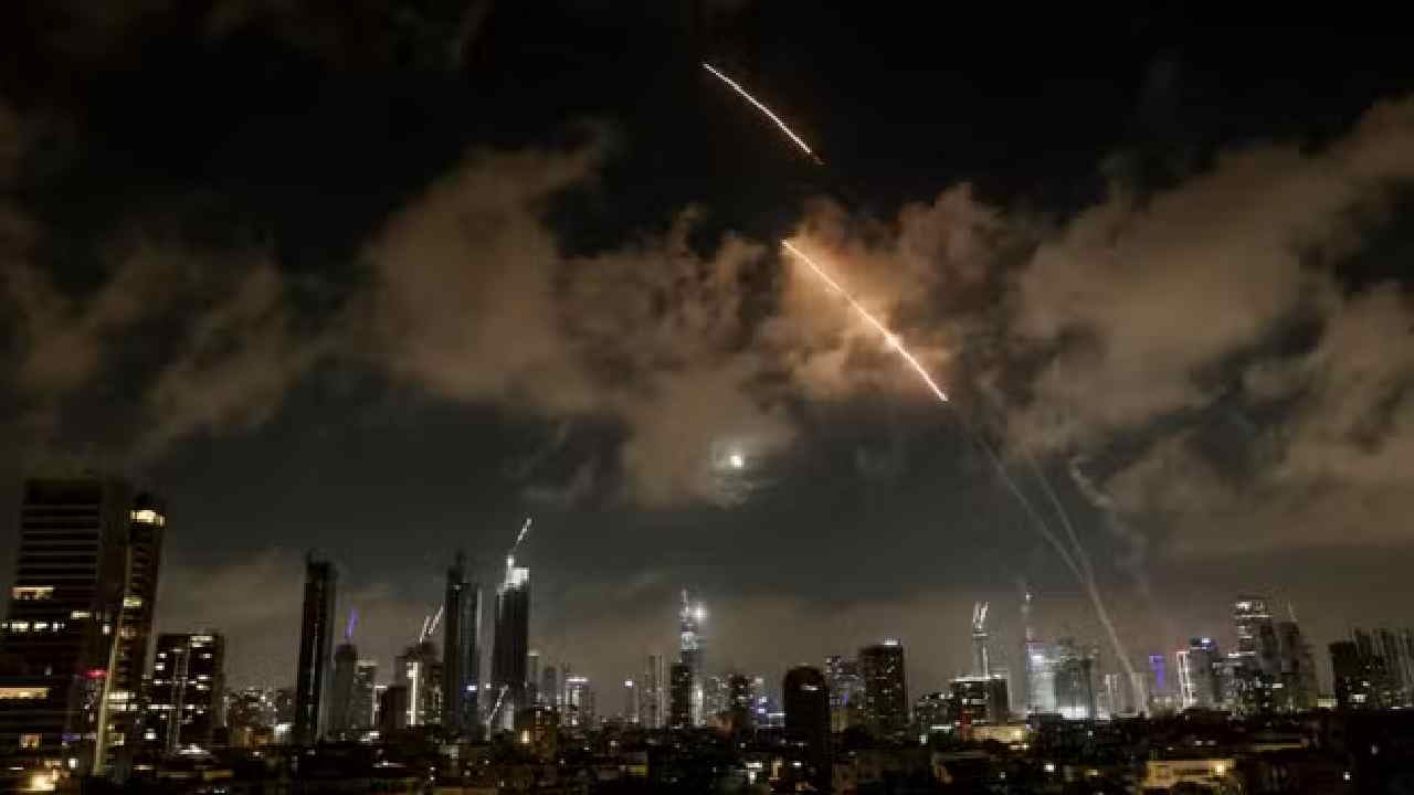 Iran Attacks Israel: ఇజ్రాయిల్‌పైకి ఇరాన్ హైపర్‌సోనిక్ మిస్సైల్‌.. ఫత్తాహ్-1 గురించి కీలక విషయాలు..