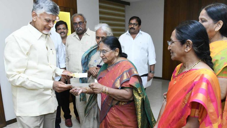 Gold Bangles for Amaravati: రాజధాని నిర్మాణానికి బంగారు గాజుల విరాళం..