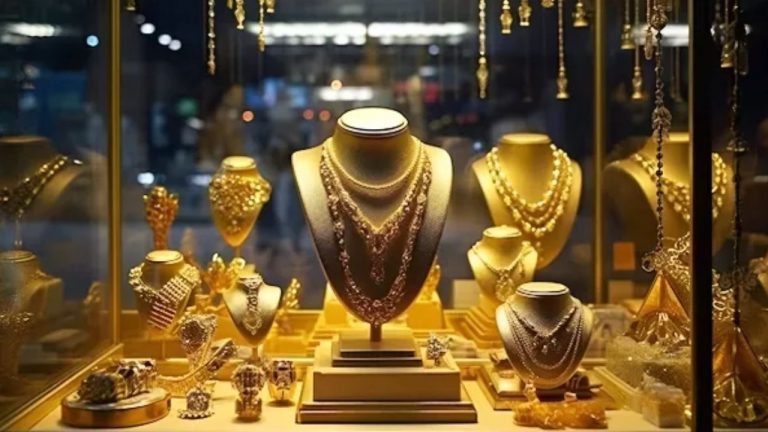 Gold Rate Today: భారీగా తగ్గిన బంగారం ధరలు.. హైదరాబాద్‌లో తులం ఎంతంటే?