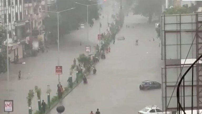 Gujarat Rain: గుజరాత్‌ను ముంచెత్తిన భారీ వరదలు.. స్కూళ్లకు సెలవులు