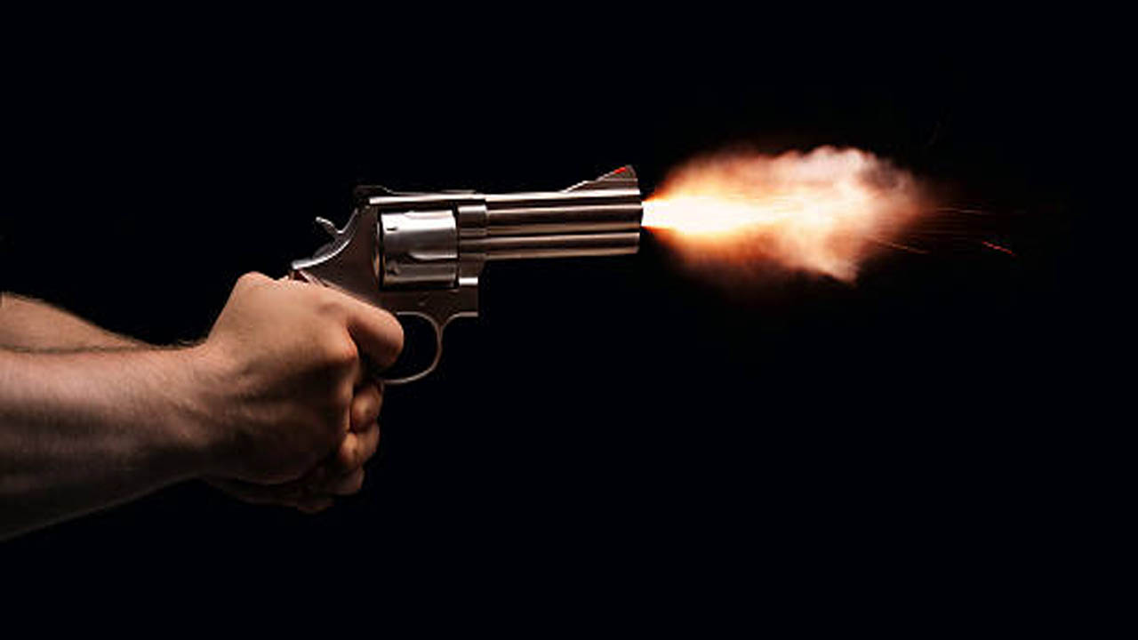 Gun Firing: ఇలా ఉన్నారేంట్రా బాబు.. పది రూపాయల సిగరెట్ ఇవ్వలేదని దుకాణంపై గన్‌ ఫైరింగ్.. చివరకు..?