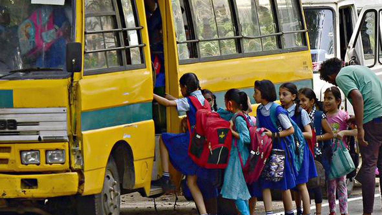 Hyderabad: చిన్నారుల ప్రాణాలతో చలగాటం.. తప్పితాగి పోలీసులకు పట్టుబడ్డ స్కూల్ బస్సు డ్రైవర్లు..