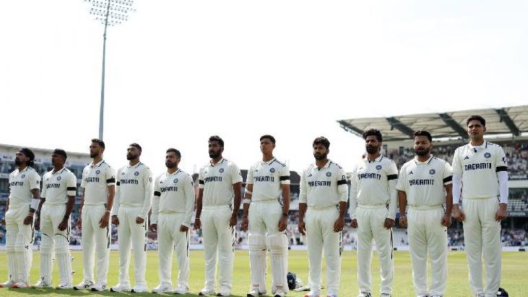 India vs England: తొలి టెస్టులో నల్ల బ్యాండ్స్ ధరించి, నిమిషం మౌనం పాటించిన ఇరు జట్ల ఆటగాళ్లు.. ఎందుకంటే..?
