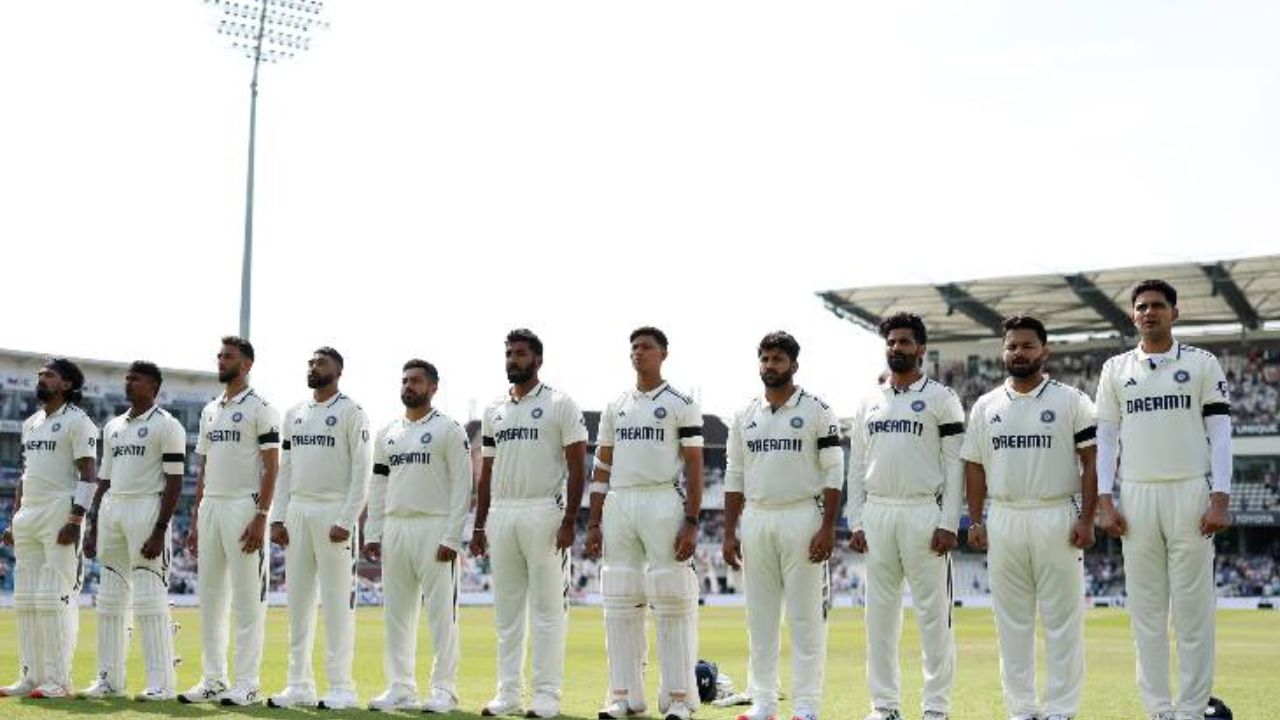 India vs England: తొలి టెస్టులో నల్ల బ్యాండ్స్ ధరించి, నిమిషం మౌనం పాటించిన ఇరు జట్ల ఆటగాళ్లు.. ఎందుకంటే..?