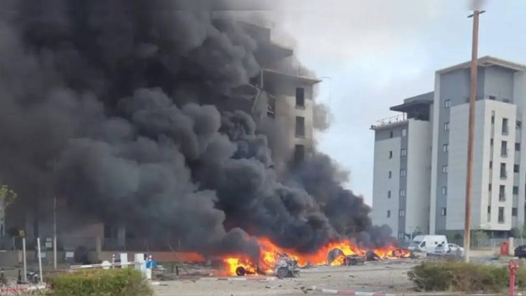 Iran-Israel: ఇజ్రాయెల్‌పై ఇరాన్ క్షిపణ దాడి.. మైక్రోసాఫ్ట్‌ ఆఫీస్ దగ్గర భారీ ఎత్తున మంటలు