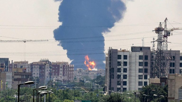 Israel: ఇరాన్ అణు విద్యుత్ సమీప నగరాలు ఖాళీ చేయాలన్న ఐడీఎఫ్.. నిలిచిన ఇంటర్నెట్ సేవలు