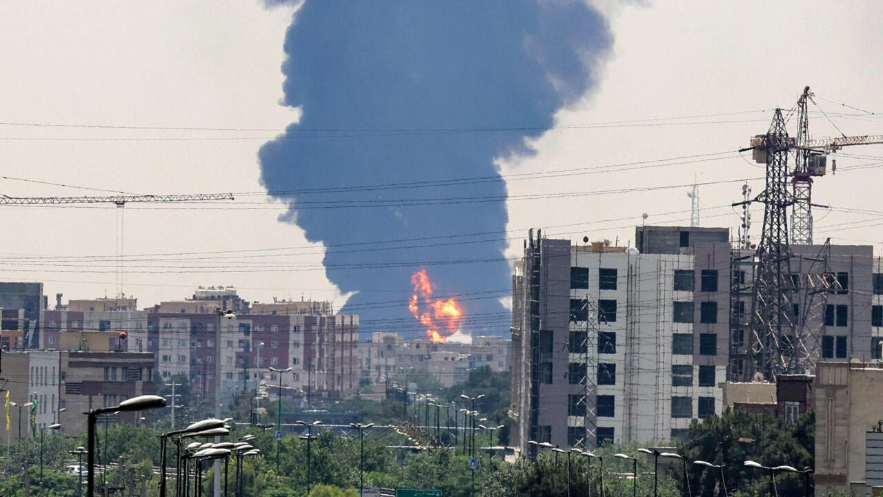 Israel: ఇరాన్ అణు విద్యుత్ సమీప నగరాలు ఖాళీ చేయాలన్న ఐడీఎఫ్.. నిలిచిన ఇంటర్నెట్ సేవలు