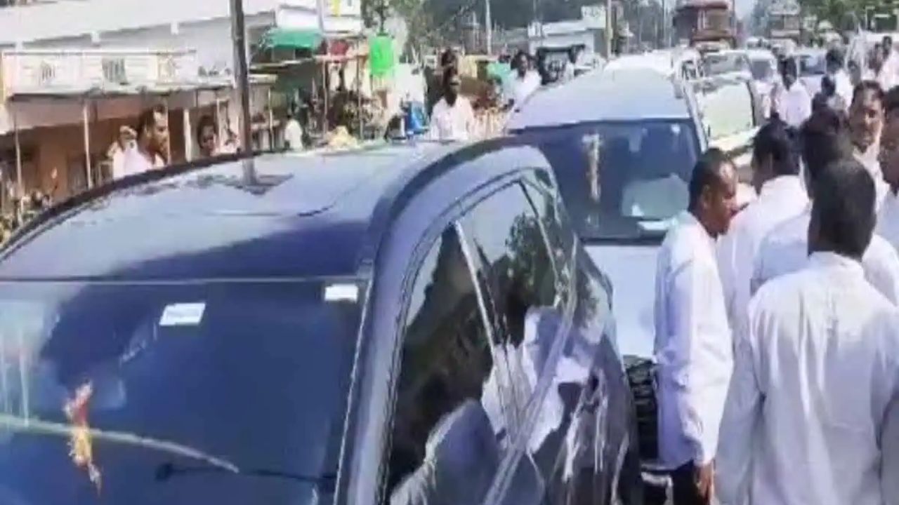 KCR Convoy: కేసీఆర్ కాన్వాయ్‌కు తప్పిన ప్రమాదం.. పాక్షికంగా ధ్వంసమైన రెండు కార్లు..!