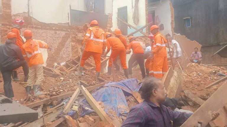 Kerala Rains: కేరళను ముంచెత్తిన కుండపోత వర్షాలు.. బిల్డింగ్ కూలి ముగ్గురు మృతి