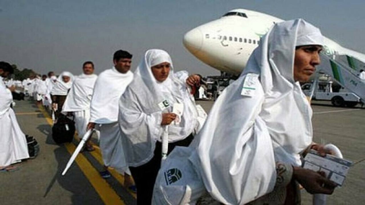 Lucknow: హజ్ యాత్రికుల విమానంలో మంటలు.. లక్నోలో సురక్షితంగా ల్యాండింగ్