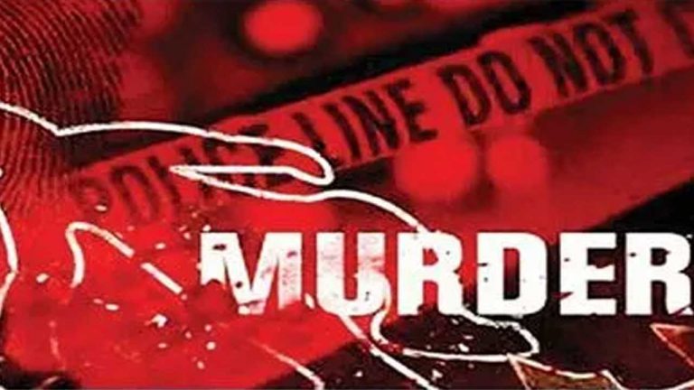 Woman Kills Husband: దారుణం.. బండరాయితో తలపై కొట్టి భర్తను హత్య చేసిన భార్య..