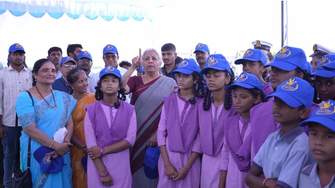 Nirmala Sitharaman: టీచర్‌గా మారిపోయిన కేంద్ర ఆర్థిక మంత్రి నిర్మలా సీతారామన్