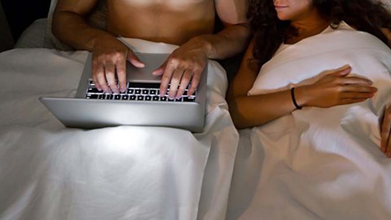 Online Adult Content: అంబర్‌పేటలో ‘లైవ్ న్యూడ్’ వీడియోల వ్యాపారం.. దంపతుల అరెస్ట్..!
