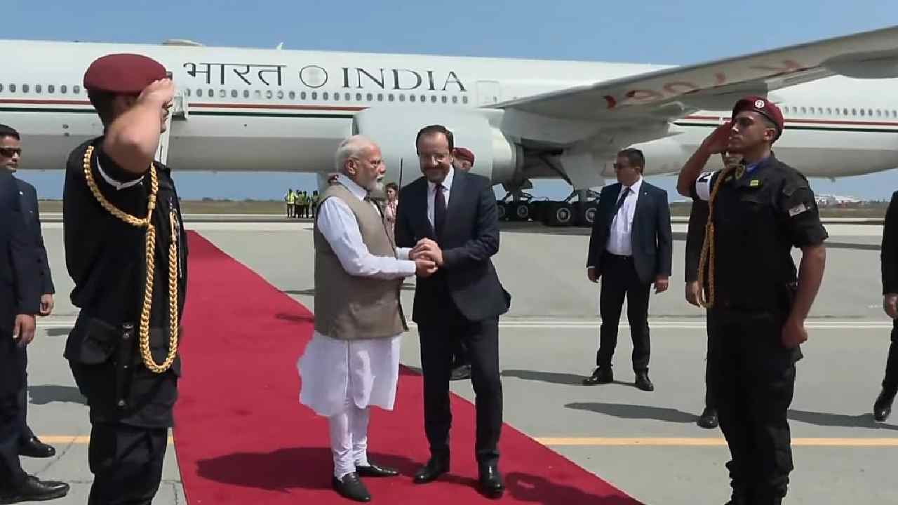 PM Modi: సైప్రస్ చేరుకున్న ప్రధాని మోడీ.. స్వయంగా అధ్యక్షుడి స్వాగతం.. ఈ చిన్న దేశానికి ఎంతో ప్రాధాన్యత..