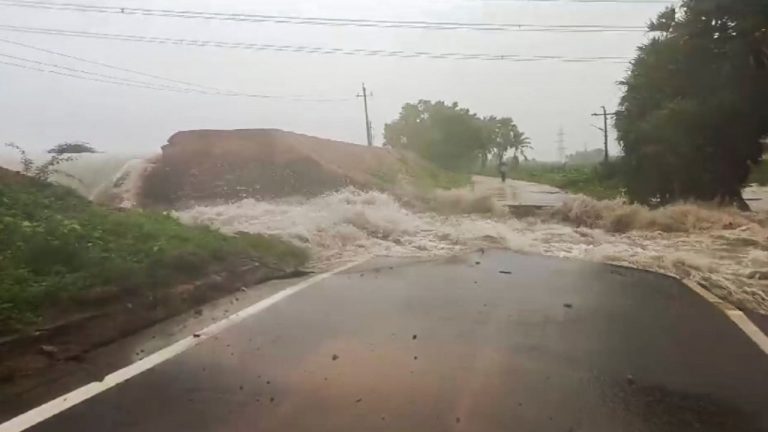 Flash Floods: ఈశాన్య రాష్ట్రాలను ముంచెత్తుతున్న వర్షాలు.. రెండు రోజుల్లో 30 మృతి..!