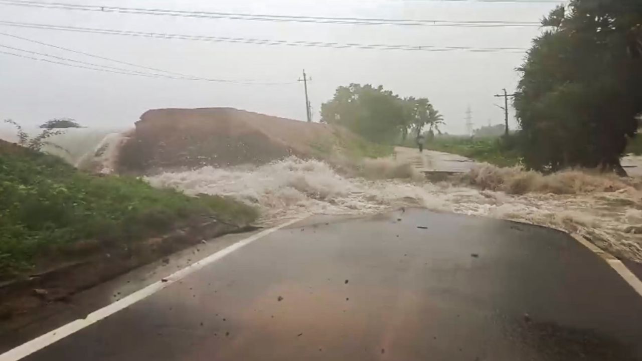 Flash Floods: ఈశాన్య రాష్ట్రాలను ముంచెత్తుతున్న వర్షాలు.. రెండు రోజుల్లో 30 మృతి..!