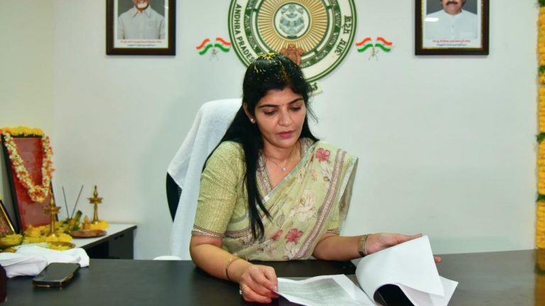 Rayapati Sailaja: కాలం బాగోలేదు, అమ్మాయిలు జాగ్రత్తగా ఉండాలి.. మహిళ కమిషన్ చైర్ పర్సన్ కీలక వ్యాఖ్యలు..!