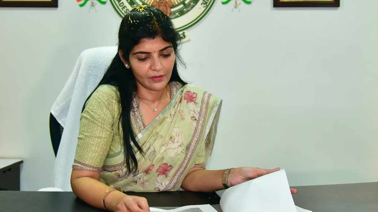 Constable Chiranjeevi: కానిస్టేబుల్ చిరంజీవి కుటుంబాన్ని పరామర్శించిన మహిళా కమిషన్‌ చైర్‌పర్సన్‌