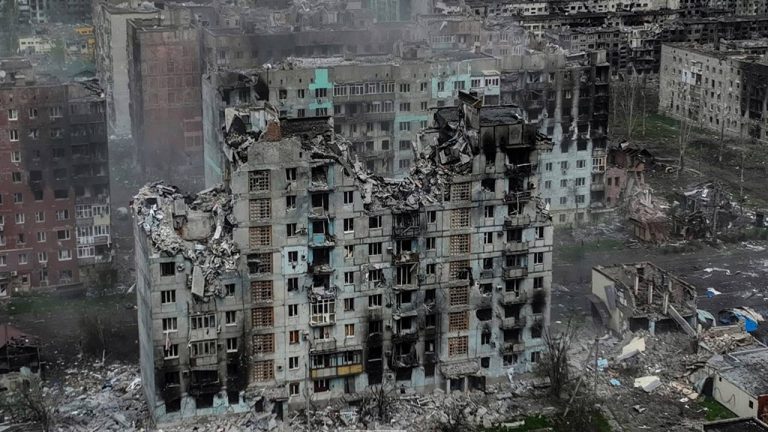 Russia-Ukraine: ఉక్రెయిన్‌పై రష్యా భీకర దాడులు.. 10 మంది మృతి.. భారీ భవంతులు ధ్వంసం