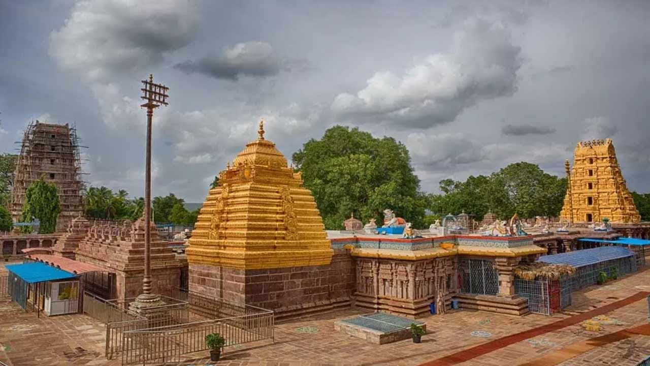 Srisailam Temple: శ్రీశైల దేవస్థానంలోని ఇద్దరు శాశ్వత ఉద్యోగులు సస్పెన్షన్