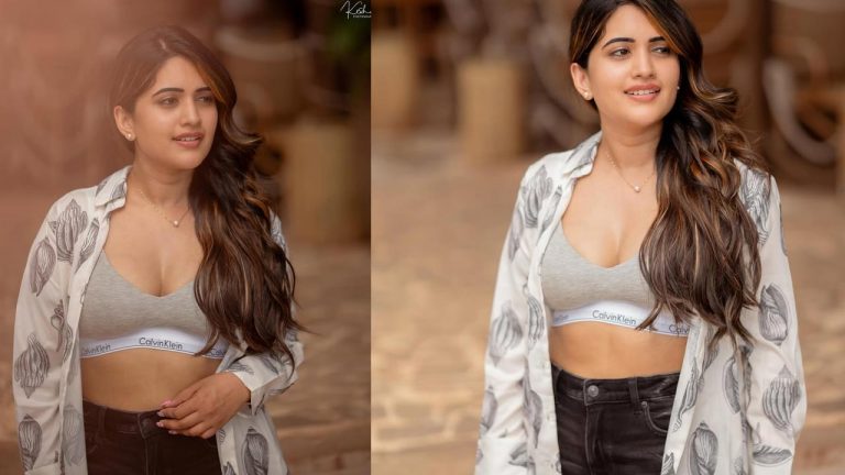 Sravanthi Chokkarapu : షర్టు బటన్లు తీసేసి స్రవంతి చొక్కారపు ఘాటు సొగసులు..