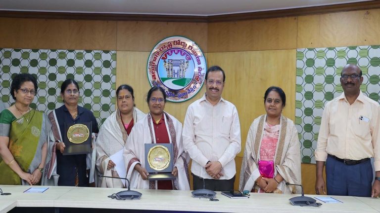 TGSRTC: ఆర్టీసీ తొలి మ‌హిళా కండ‌క్టర్లు వీరే..  28 ఏళ్ల ఉత్తమ స‌ర్వీసుకు సన్మానం..!