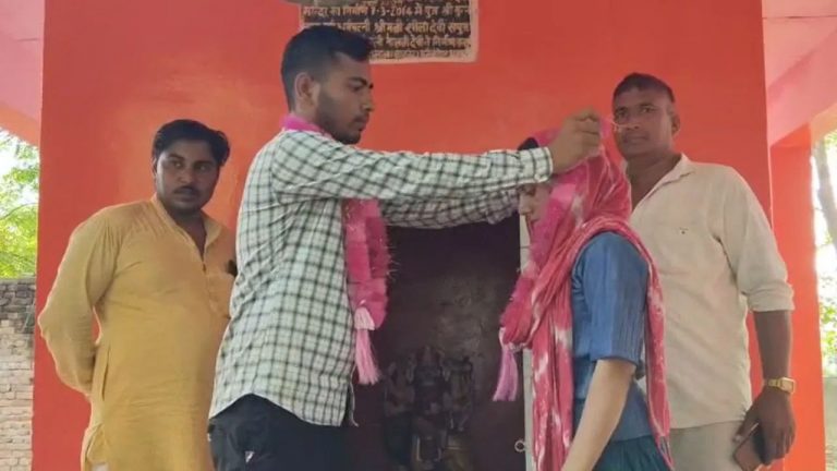 UP: పొలంలో రహస్యంగా కలిసిన ప్రేమికులను రెడ్ హ్యాండెడ్‌ పట్టుకున్న గ్రామస్థులు.. కట్‌చేస్తే..