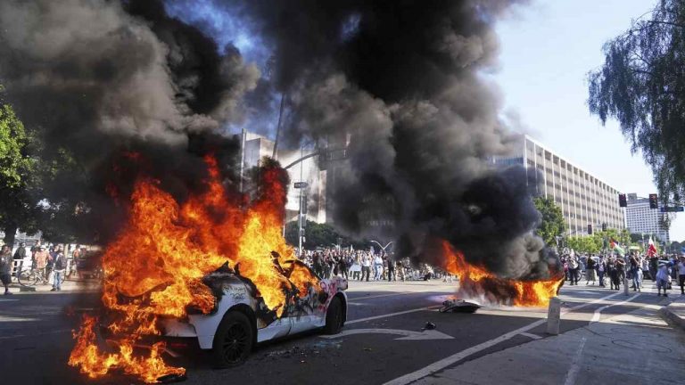 USA: రణరంగంగా లాస్ ఏంజెల్స్.. మెరైన్ కమాండోలను మోహరించిన ట్రంప్..