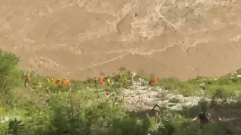 Uttarakhand: నదిలో పడ్డ బస్సు.. ఒకరు మృతి.. 11 మంది గల్లంతు