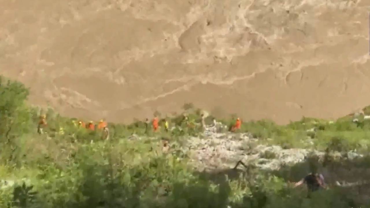 Uttarakhand: నదిలో పడ్డ బస్సు.. ఒకరు మృతి.. 11 మంది గల్లంతు