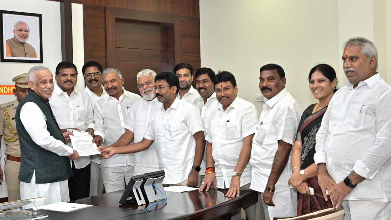 YS Jagan Security Issue: గవర్నర్‌ను కలిసి ఫిర్యాదు చేసిన వైసీపీ ప్రతినిధులు.. జగన్‌పై ప్రభుత్వం కుట్ర..!