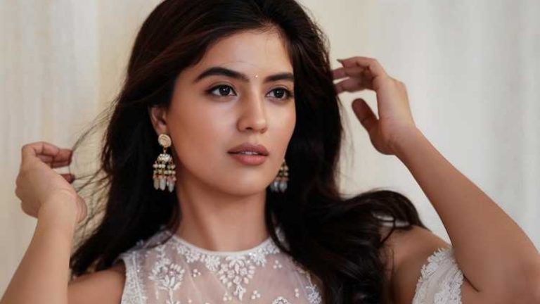 Amritha Aiyer : స్టన్నింగ్ లుక్ లో దర్శనమిచ్చిన హనుమాన్ బ్యూటీ..