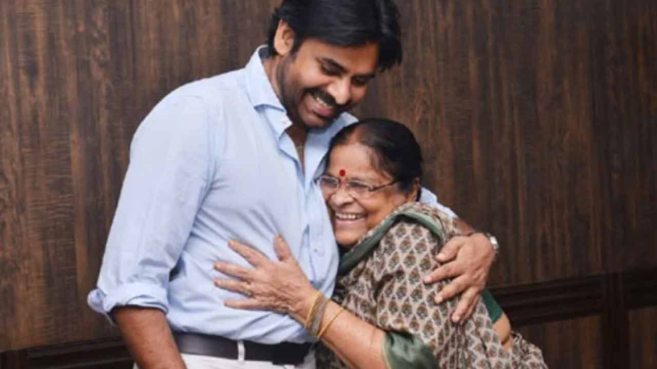 Chiranjeevi: మెగాస్టార్ తల్లి ఆరోగ్యంపై ఫేక్ న్యూస్..  వీడియో షేర్ చేసిన ఉపాసన!