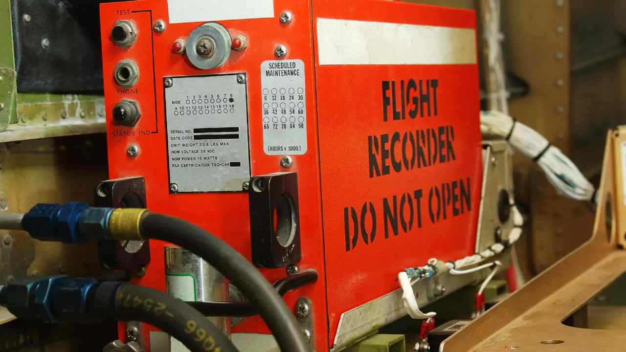 Black Box: కీలకంగా మారనున్న ‘‘బ్లాక్ బాక్స్’’.. విమాన ప్రమాదానికి కారణాలు తెలిసే అవకాశం..