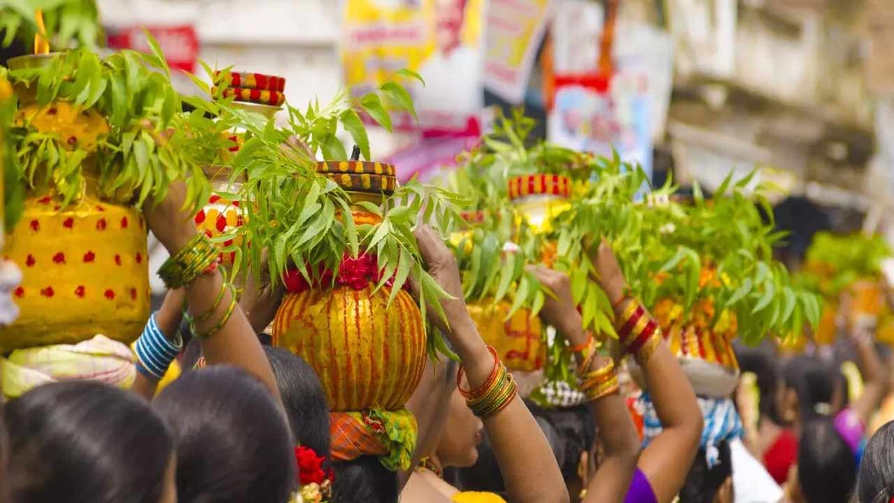 Aashadam Bonalu 2025 : గోల్కొండపై తొలి బోనం.. ఆషాఢ బోనాలకు భక్తి శోభా ఆరంభం!
