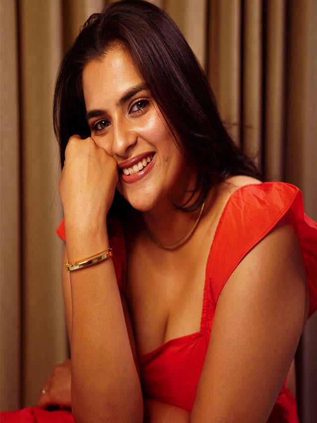 Kavya Kalyanram: ఏముంది మావా? హాట్ లుక్స్‌తో కుర్రాళ్ల మతి పోగొడుతున్న కావ్య కళ్యాణ్ రామ్..