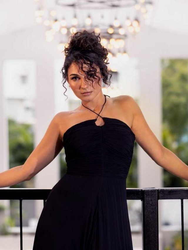 బ్లాక్ డ్రెస్ లో హీట్ ఎక్కిస్తున్న ఆండ్రియా జెరేమియా. .