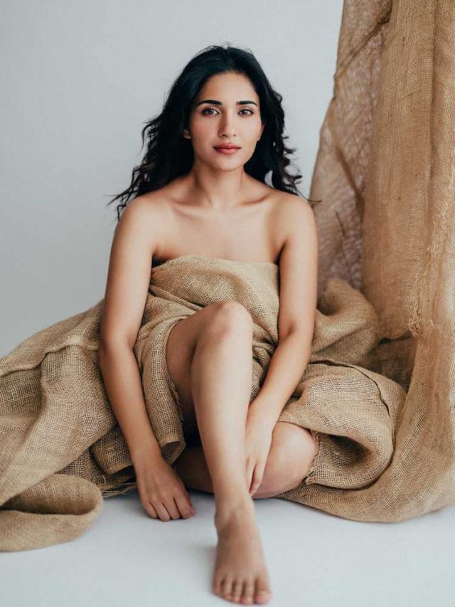 ఒంటిపై నూలుపోగు లేకుండా.. రుహాని శర్మ బోల్డ్ ఫోటో షూట్