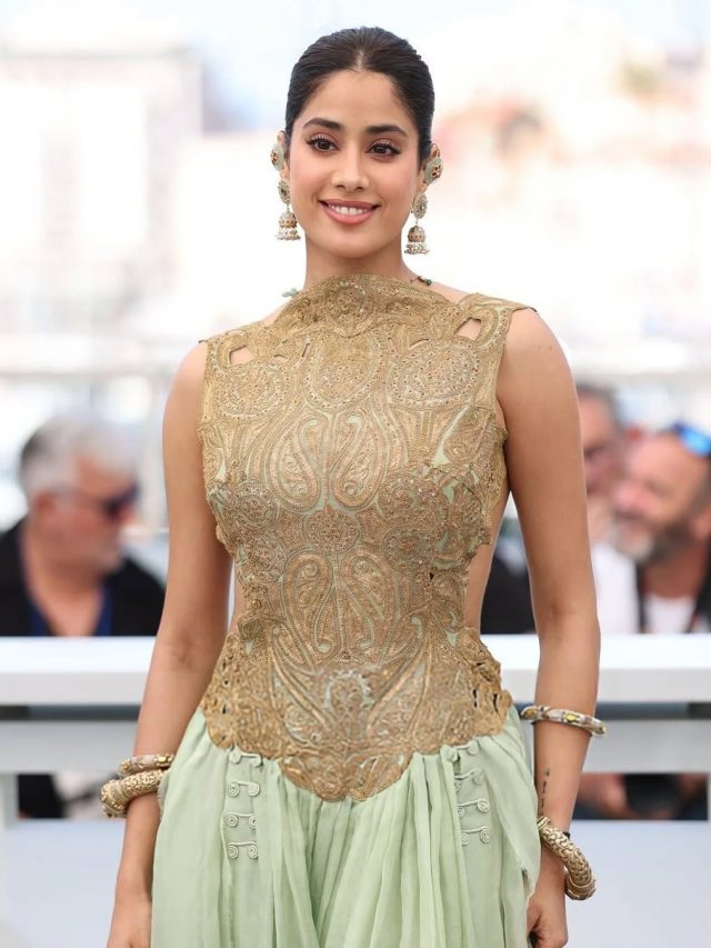 బ్యాక్ అందాలతో హీట్ ఎక్కిస్తున్న జాన్వీకపూర్