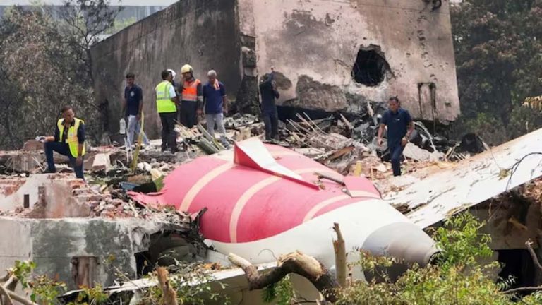 DGCA: ఎయిర్ ఇండియాపై డీజీసీఏ కఠిన చర్యలు.. ముగ్గురు అధికారులను తొలగించాలని ఆదేశాలు