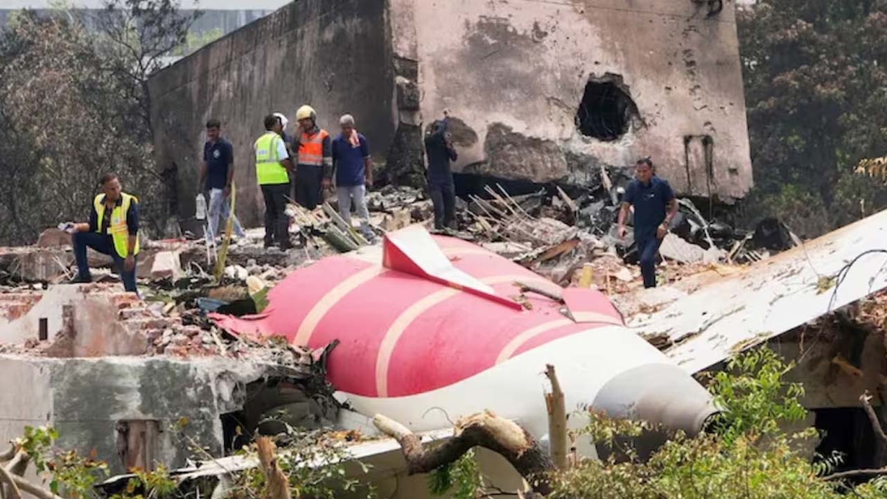 DGCA: ఎయిర్ ఇండియాపై డీజీసీఏ కఠిన చర్యలు.. ముగ్గురు అధికారులను తొలగించాలని ఆదేశాలు