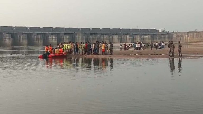 Jayashankar Bhupalpally: గోదావరి నదిలో ఆరుగురు యువకులు గల్లంతు.. ఒకరి మృతదేహం లభ్యం