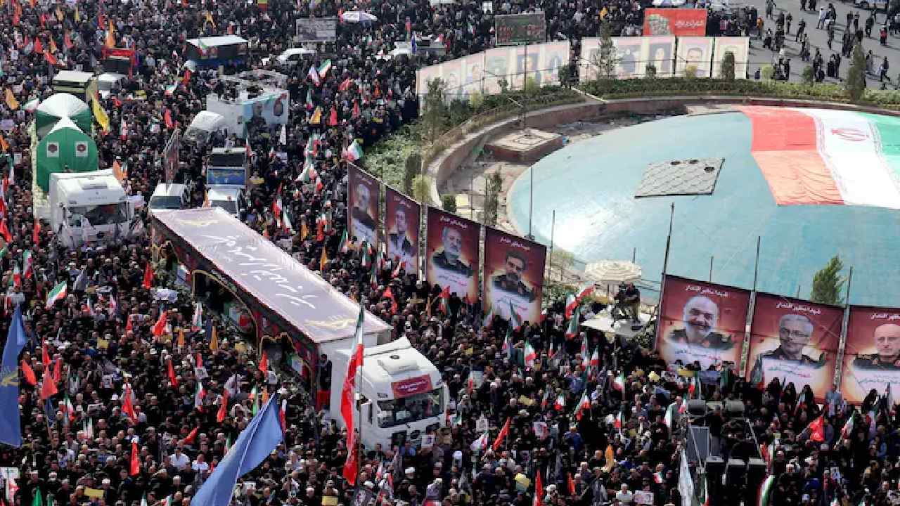 Israel Iran Conflict: ఇజ్రాయిల్ దాడుల్లో మరణించిన కీలక నేతలకు ప్రభుత్వ లాంఛనాలతో ఇరాన్ అంత్యక్రియలు..