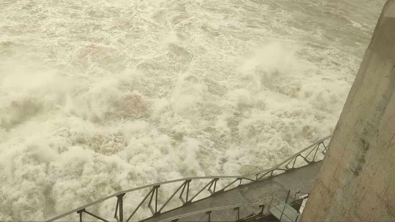 Jurala : కృష్ణా నదికి భారీ వరద.. జూరాల ప్రాజెక్టులో 12 గేట్లు ఎత్తి నీటి విడుదల