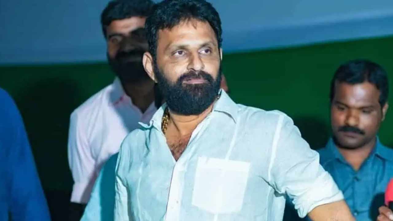 Kodali Nani: గుడివాడలో ప్రత్యక్షమైన కొడాలి నాని.. ముందస్తు బెయిల్‌ కోసం కోర్టుకు..!