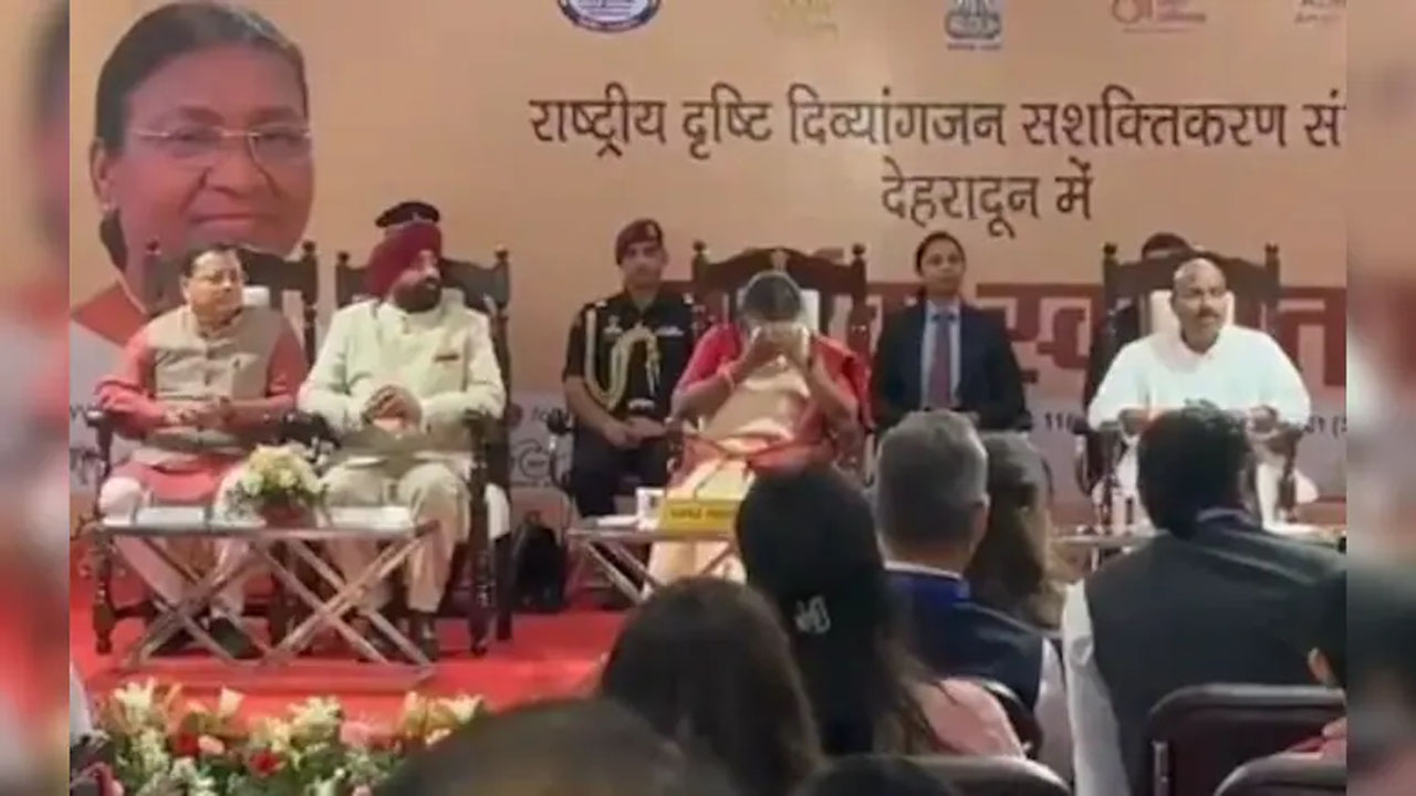 Droupadi Murmu: బర్త్‌డే రోజు వేదికపైనే కంటతడి పెట్టిన రాష్ట్రపతి ద్రౌపది ముర్ము.. వీడియో వైరల్..