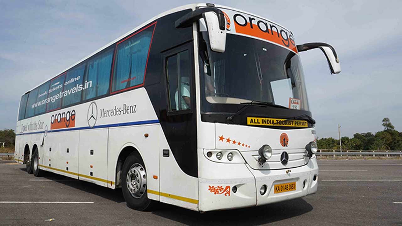 Orange Travels : ఆదిలాబాద్‌లో ఆరెంజ్ ట్రావెల్స్ బస్సు బోల్తా.. 25 మందికి గాయాలు, ఒకరి పరిస్థితి విషమం